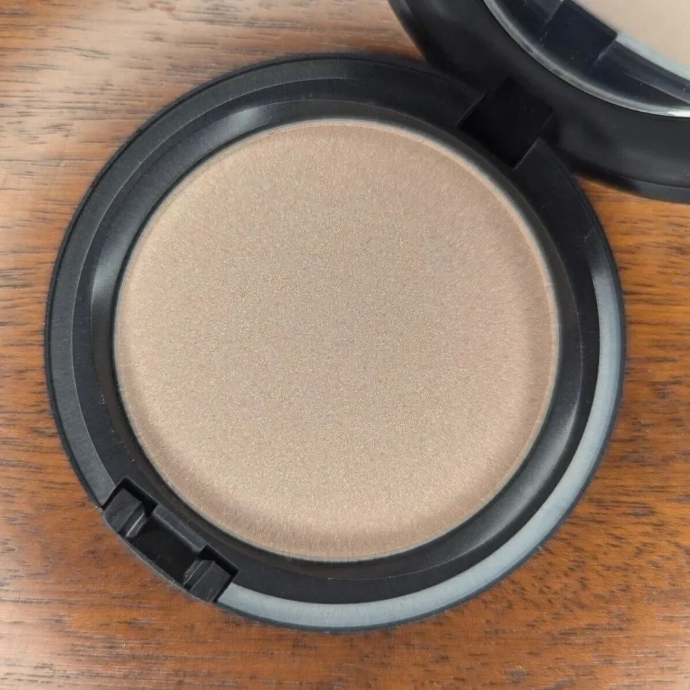 ULTRA RARE MAC Cosmetics Dress to Kiss Iridescent Powder Pressed